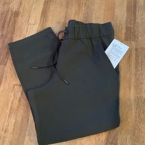 NWT Lululemon On The Fly crop pants